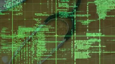 Doktor eli kalemle giriyor, yeşil veri şebekesi stetoskopu tararken deftere notlar yazıyor. Tıbbi, teknoloji, yenilik, belgelendirme, veri, sağlık, araştırma