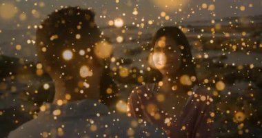 Parıltı yayılıyor kameralar yüzünü çeviren adama odaklanıyor ve kadın romantizm sahnesinde gülümsüyor. Romantizm, samimiyet, dinginlik, sihir, alacakaranlık, kıyı şeridi, duygusal