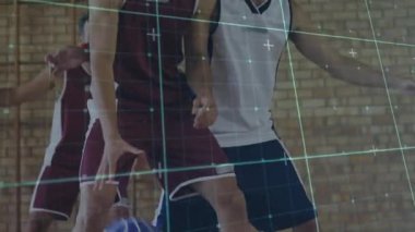 Kestane renkli topçu top sürüyor, top sektirme yapıyor, savunma oyuncusundan kaçıyor. Dinamik, atletizm, rekabet, spor, takım çalışması, esneklik, canlı