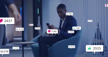 İşadamı akıllı telefonu dinliyor, lobide dizüstü bilgisayar kullanıyor, sosyal medya ölçümleri yükseliyor. Ofis, teknoloji, profesyonel, dijital, iletişim, modern, başarı