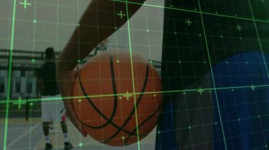 Atletin top taraması için basketbolu sürüklerken başlangıç yeşil ızgara süpürücü çerçeve açılıyor. Spor, takım çalışması, açık hava, atletik, rekabet, odaklanma, dijital