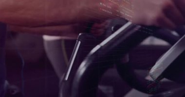 Jimnastik partnerleri konsol tuşlarına basıyor ve HUD 'de canlı ölçümleri gösteren eliptik pedallar çeviriyor. Fitness, dayanıklılık, teknoloji, motivasyon, kardiyovasküler, takım çalışması, sağlık