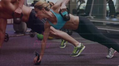 Partnerler spor salonunda fitness firarilerini başlatıp animasyon performans ölçümleri oluşturuyorlar. Güç, antrenman, sporcular, veri, performans, fitness, hareket