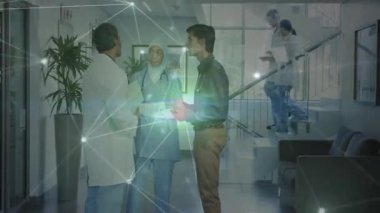 Koridordaki tıbbi ekip, parlayan örtülerin altındaki hasta planlama işlemini başlatıyor. Sağlık, takım çalışması, işbirliği, profesyonellik, dijital, tanı, iletişim