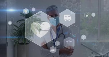 Kalp altıgeninin belirdiği klinikte kollarını kavuşturan kadın doktor sağlık veri simgeleri gösteriyor. Tıbbi, teknoloji, sağlık, yenilik, profesyonel, fütüristik, tanı