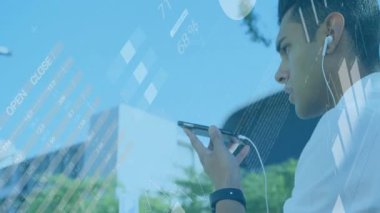 İş adamı akıllı telefonu kaldırıyor, finansal haritalar olarak veri sunuyor cihaz etrafında animasyon haritaları çıkarıyor. Teknoloji, iletişim, veri görselleştirme, finans, açık hava, modern, profesyonel