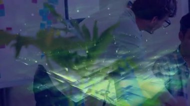 Teknoloji, akran kafa sallayıp yazarken dizüstü bilgisayarın üzerine eğilip tahtayı işaret ediyor. Dijital, yenilik, takım çalışması, modern, üretkenlik, iletişim, fütürist