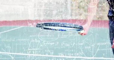 Tenis oyuncusu tutuşu ayarlıyor top ip ve formüller üzerinde sekerek servis çalışması için sürükleniyor. Sporcu, spor giyim, yüksek enerji, spor fotoğrafçılığı, açık hava, modern, odaklanma.