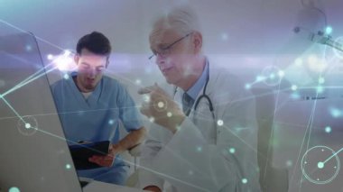 Tıp doktoru, ekrandaki verileri inceleyebilmek için tabletli asistana doğru eğiliyor. Profesyonel, işbirliği, dijital, sağlık, tanı, akıl hocalığı, tefekkür