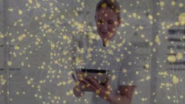 Yetişkin bir kadın tablet ekranı tıklatıyor ve tıbbi veri içgörüleri için sarı ağ düğümlerini güncelliyor. Futuristik, dijital, arayüz, teknoloji, profesyonellik, yenilik, zarafet