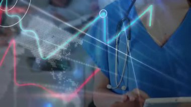 Hastane koğuşunda tableti tıkırdatan hemşire dünya haritasını ECG dalgalarına çevirirken verileri gözden geçiriyor. Tıbbi, sağlık, teknoloji, yenilik, profesyonellik, klinik, gelecekçilik