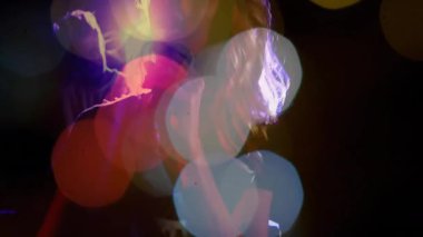 Sürüklenen renkli küreler, konser şarkıcısının sahnede mikrofon yükselttiğini ve gitaristin tıngırdattığını gösteriyor. Konser, performans, sahne, müzik, aydınlanma, ambians, eğlence