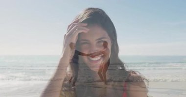 Güneşli plajda saç tarayan nüfuzlu çift dans ederek pazarlama erişimini arttırıyor. Sahil, yaşam tarzı, coşku, eğlence, romantizm, uyum, manzara