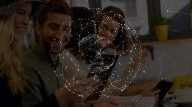 Tezgahta takım dinleme cihazları, dönen ızgara küre oluşturarak teknolojik bağlantıyı gösteriyor. İşbirliği, yenilik, dijital, modern, bağlantı, ağ, takım çalışması