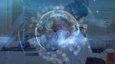 Kadın bilim adamı araba kaputunda pipet örneği yapıyor ve 3 boyutlu analiz dünyasını şişe etrafında döndürüyor. Yenilikçi, bilimsel, fütüristik, kesinlik, teknoloji, araştırma, veri