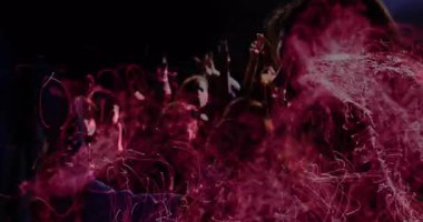 Kadın şarkıcı erkek şarkıcıya mikrofon uzatıyor, hayranlar konser sahnesinde neon ışıkları yakıyor. Müzik, performans, neon, gece hayatı, eğlence, sahne, gösteri