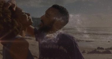 Sahilde öpüşmek için eğilen film çifti, nebula kıvılcımları saçan bir adam. Romantizm, samimiyet, ilahi, huzur, bağlantı, tutku, rüya gibi