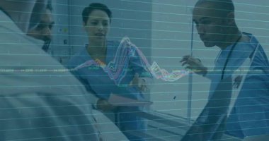 Tıbbi ekip dalga formuna cevap veriyor, tüpü emniyete alıyor ve durumu değerlendirmek için röntgen üzerinde çalışıyor. Sağlık, takım çalışması, klinik, tanı, müdahale, acil durum, hastane