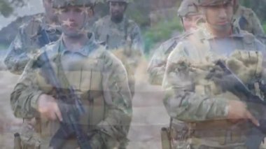 Askerler, Amerikan bayrağıyla birlikte askeri eğitimde çamurlu patika boyunca devriye görevinde. Askeri, takım çalışması, savaş, kamuflaj, taktik, disiplin, hazırlık