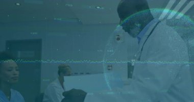 Tıbbi doktor hasta dosyasının incelenmesini tamamlıyor ve analiz için hemşire ekibine ilk sayfayı veriyor. Sağlık, takım çalışması, profesyonellik, klinik, işbirliği, tıbbi ortam, teşhis