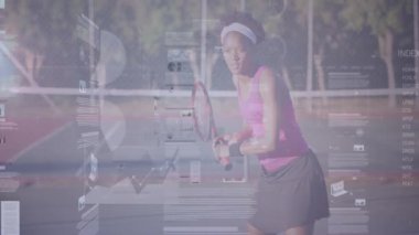 Rakip servis, istatistikleri güncelleyen verilerle öne doğru sallanan tenis oyuncusuna yaklaşıyor. Atletik, görselleştirme, stratejik, dinamik, modern, rekabet, performans