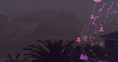 Pembe ağ çatıdaki alacakaranlık silueti üzerinde kayboluyor, darbe düğümleri genişliyor ve bağlantı gösteriyor. Teknoloji, bağlantı, dijital, ağ, kentsel, siluet, geleceksel