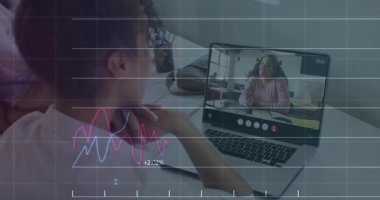 İş verileri ekranı kaplarken bir kadın web konferansı düzenliyor ve meslektaşını selamlıyor. Uzak, işbirliği, analitik, veri, profesyonel, dijital, teknoloji