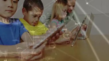 Çocuklar yüzen ağ grafikleriyle çevrimiçi ders vermek için tabletlere tıklıyor. Teknoloji, eğitim, pedagoji, dijital, yenilik, işbirliği, e-öğrenim