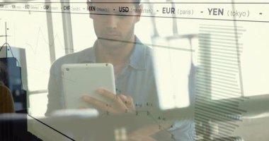 Finansal analist, artan grafik ve kayan çubuklar olarak izleme oranları için tablet tıklatıyor. Finans, teknoloji, yatırım, analiz, veri, dijital, iş