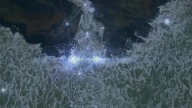 Okyanus sörfü kayalıklarda kırılıyor. Titreşen düğümleri etkinleştiriyor. Ağ germe dalgaları çarpıyor. Sahil, dalgalar, dijital, bağlantı, türbülans, ağ, fütürist