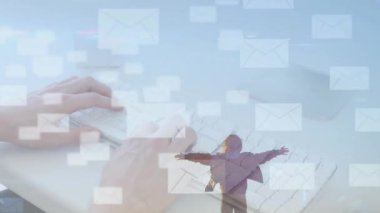 Klavyede yazan kadın, kıyıda kollarını açıp dijital postayı canlandırırken posta simgeleri yolluyor. Teknoloji, iletişim, ilham, dinginlik, çağdaş, güçlendirme, farkındalık