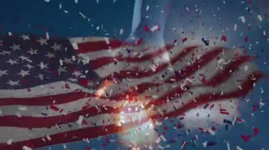 Bayrağın dalgalanmasına ve ulusal gururu kutlayan merceklerin dalgalanmasına neden olan rüzgar. Vatanseverlik, kutlama, açık hava, hareket, canlı, soyut, şenlikli