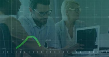 Üç meslektaşım iş haritalarını inceliyor, dizüstü bilgisayarları kullanıyor, tablet işaretliyor. Şirket, takım çalışması, veri görselleştirme, profesyonel, modern, işbirlikçi, analitik