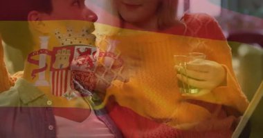 Kanepede bardak yudumlayan bir adam, çiftlerin birbirlerine sevgi dolu bakışlarını ve sağlık desteğini tetikliyor. Romantik, samimi, samimi, rahatlama, sıcaklık, bağlantı, ev