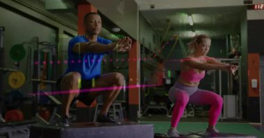 Fitness ikilisi atlama yaparken veri kaplamasını etkinleştiren kutulara basıyor, takip için diz kaldırıyor. Egzersiz, güç, çeviklik, eğitim, hareket, dayanıklılık, dijital