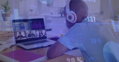 Eğitim öğrencisi çocuk, öğretmenler verileri açıklarken dizüstü bilgisayara yaslanıyor ve yükselen verileri karalıyor. E-öğrenme, sanal sınıf, uzaktan eğitim, dijital grafikler, odaklanma, konsantrasyon, gençlik