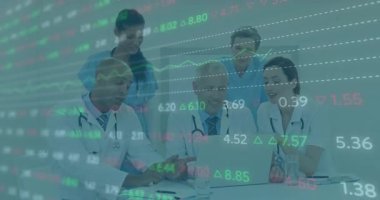 Hastane ekipleri ölçümleri incelerken animasyon çizelgelerini çalıştıran dizüstü bilgisayarın anahtarlarını yazan bir doktor bırakmış. Profesyonel, işbirliği, sağlık, veri, iletişim, modern, takım çalışması