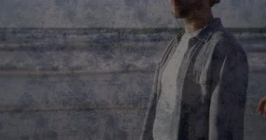 Kumlu sahilde okyanus dalgalarına bakan bir adam, omzuna dokunan bir kadın sıhhat kucaklaşmasını başlatıyor. Romantizm, bağlantı, dinginlik, yakınlık, şefkat, deniz kenarı, günbatımı