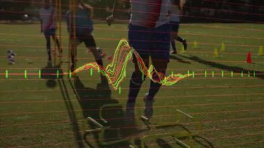 Koçun atlet koşu merdivenini işaret etmesi ve atımlı grafikle spor antrenmanında top sürmesi. Atletizm, takım çalışması, fitness, kararlılık, açık hava, performans, spor