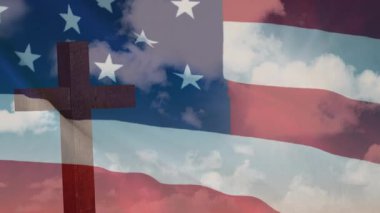 Sürüklenen bulutlar ahşap haç duruşu, yüzen çizgiler fedakarlığı onurlandırmak için el sallıyor. Vatanseverlik, anıt, maneviyat, hürmet, ciddiyet, doğa, sembolizm