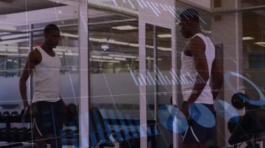 Spor salonunda ağırlıkları omuzlarına alıp yukarı doğru iten bir adam animasyonlu izleme cihazları kullanıyor. Zindelik, güç, kararlılık, spor, egzersiz, azim, sağlık