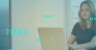 Dişi finans veri analisti dizüstü bilgisayarda yazmaya başlıyor, deniz mavisi güncelleme ölçümlerini izliyor. Teknoloji, analitik, çalışma alanı, modern, yenilik, üretkenlik, dijital