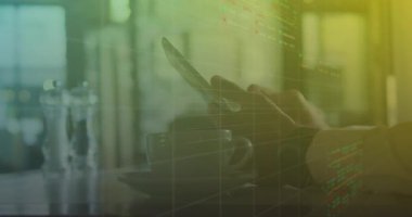 Masadaki akıllı telefon ekranını dinleyen ve piyasa analizi için animasyon finans grafiklerini aktive eden adam. Teknoloji, analitik, modern, çalışma alanı, dijital, üretkenlik, profesyonel