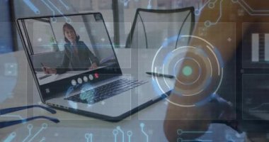 Kadın teknoloji toplantısına katılmak için dizüstü bilgisayar açıyor, verileri yoğunlaştırmak için kalemle notlar yazıyor. Teknoloji, işbirliği, dijital, yenilik, iş, iletişim, fütüristik