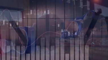 Katılımcılar, spor salonunda takip için animasyon veri tabloları altında şınav çekmeye başlıyorlar. Sporcular, antrenman, güç, modern, takım çalışması, motivasyon, fitness