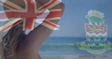 Sendika Jack soluyor ve kaplumbağa amblemi yanıp sönüyor. Öncü kadın, güneş şapkası takıyor, gözleri karartıyor. Plaj, tropik, kadın, deniz kenarı, rahatlama, huzur, tatil