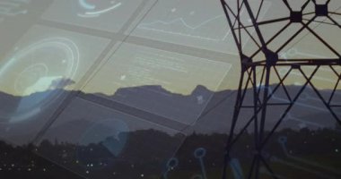 Akşam karanlığında gökyüzü HUD panelleri açılıyor ve kule görüntüye giriyor. Güç hattı verileri görüntüleniyor. Teknoloji, altyapı, enerji, hizmet, dijital, yenilik, mühendislik