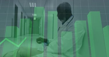 Hastane koridorunda oturan doktor hasta verilerini izleyen yeşil çizelgeleri gösteren akıllı telefonu dinliyor. Tıbbi profesyonellik, veri analizi, sağlık teknolojisi, klinik çevre, sağlık yeniliği, dijital arayüz, profesyonel giyim