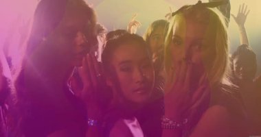 Üç arkadaş dayak duyuyor, ağızlarını kapatmak için ellerini kaldırıyor ve gece lambalarında öpüşüyorlar. Parti, gece hayatı, kutlama, yoldaşlık, canlı, enerjik, sahne