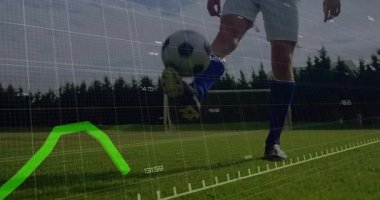 Futbolcu topa vuruyor ve spor grafiğini aktifleştiriyor, aynı zamanda hokkabazlık ve kontrolde ustalaşıyor. Sporcu, performans, yenilik, dijital, veri, eğitim, fitness